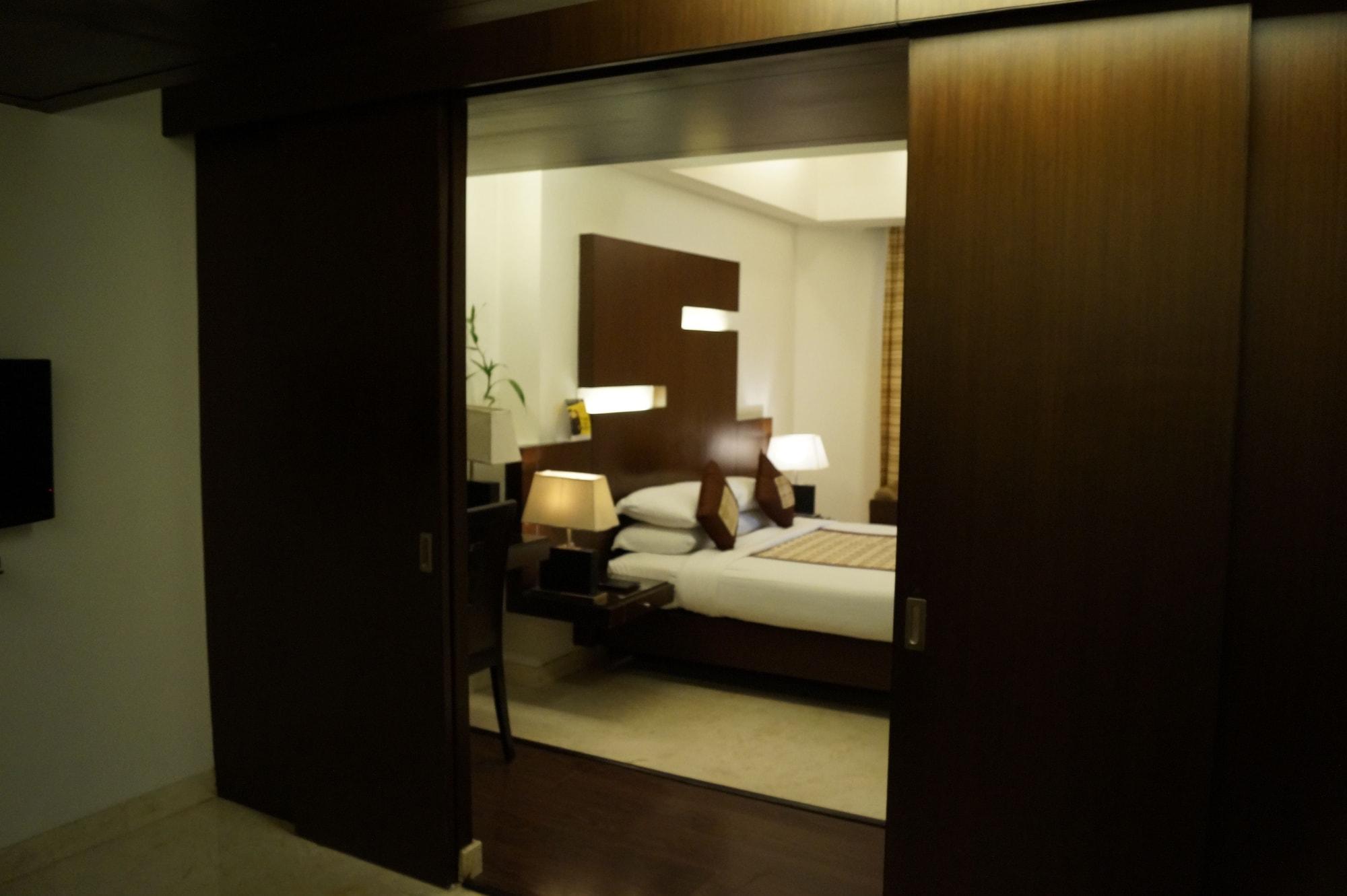The President Hotel Bangalore Buitenkant foto