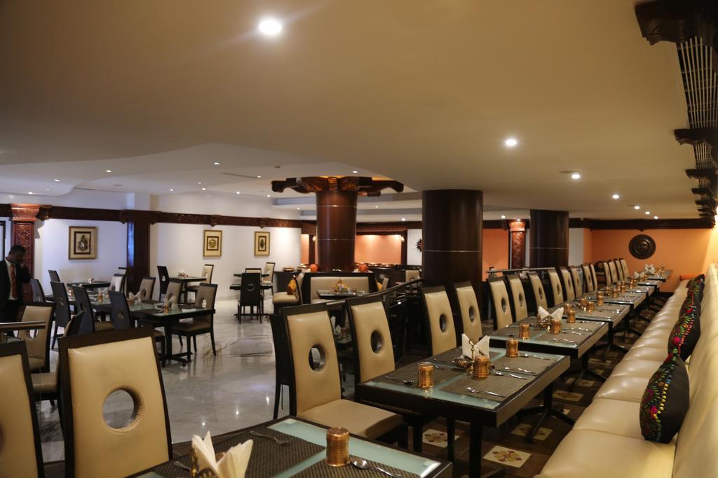 The President Hotel Bangalore Buitenkant foto