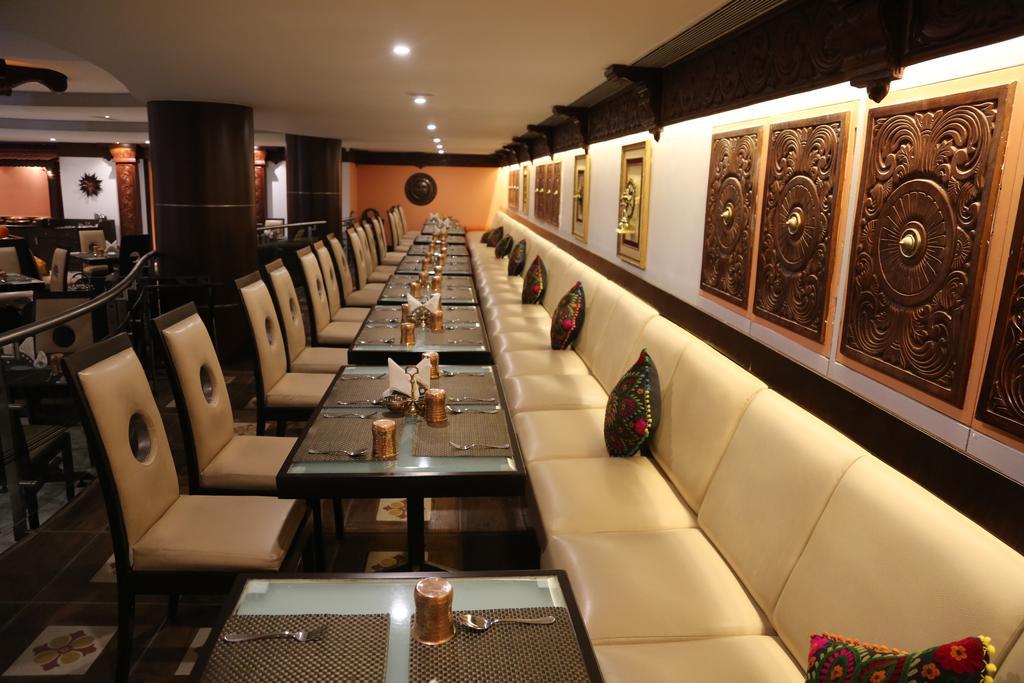 The President Hotel Bangalore Buitenkant foto