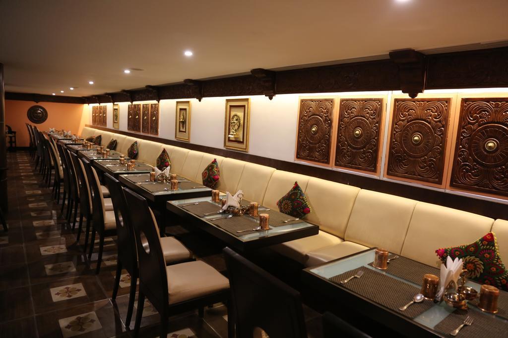The President Hotel Bangalore Buitenkant foto