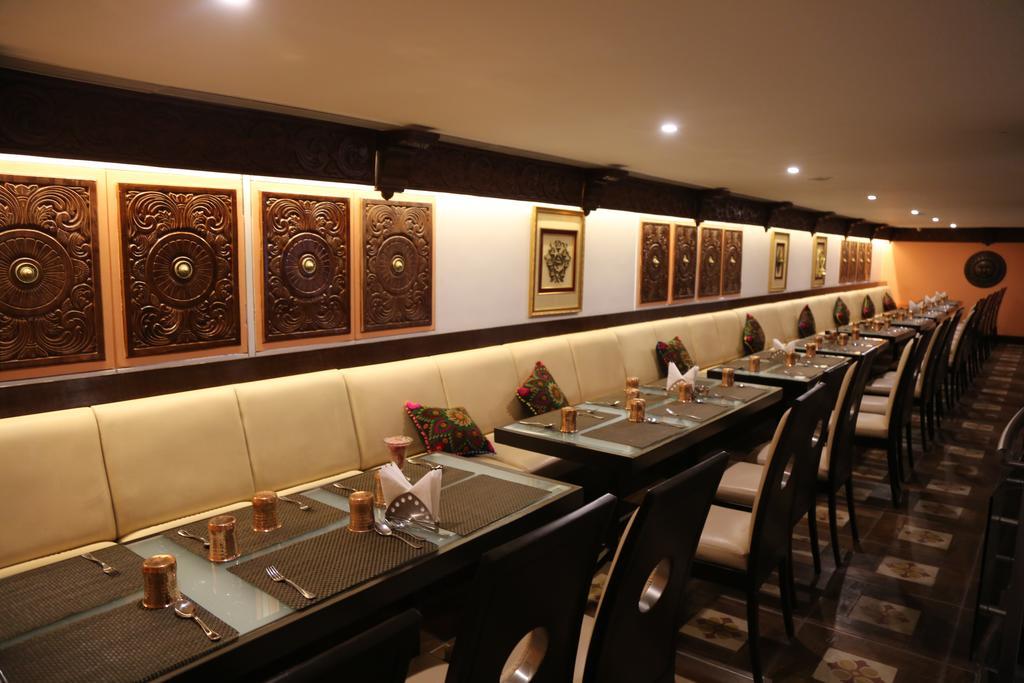The President Hotel Bangalore Buitenkant foto