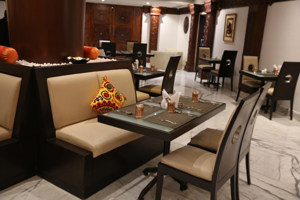 The President Hotel Bangalore Buitenkant foto