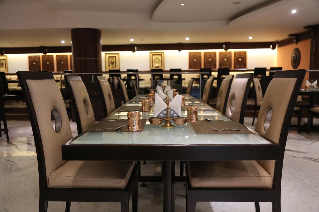 The President Hotel Bangalore Buitenkant foto