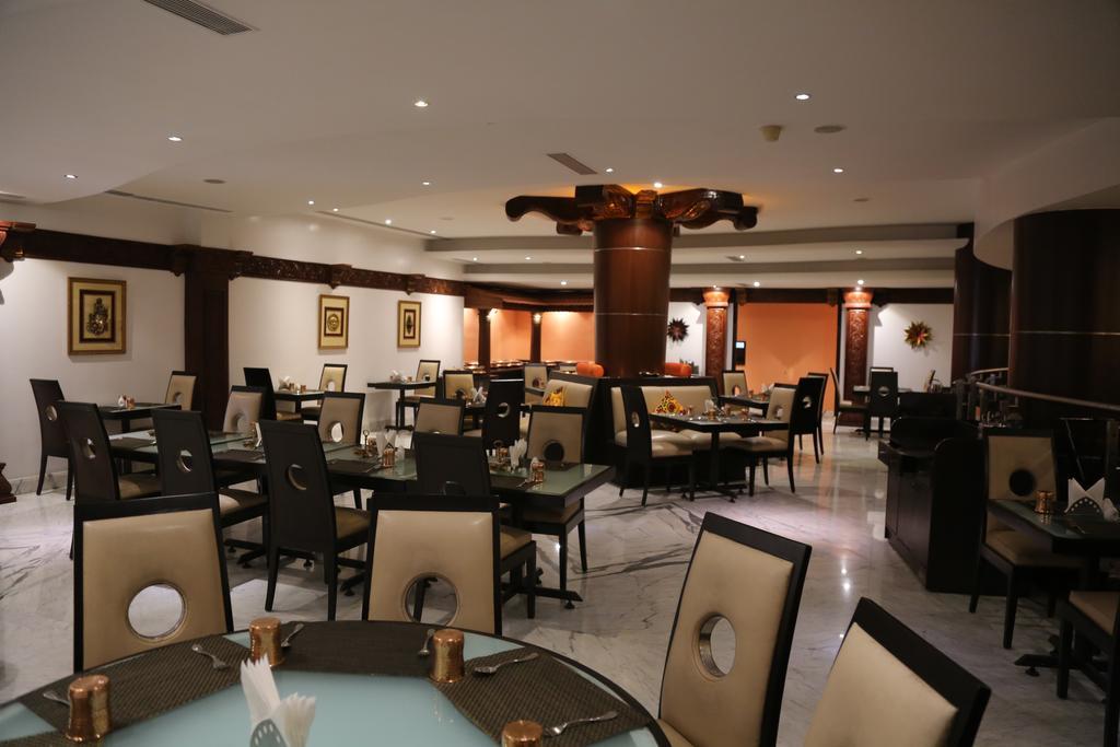 The President Hotel Bangalore Buitenkant foto