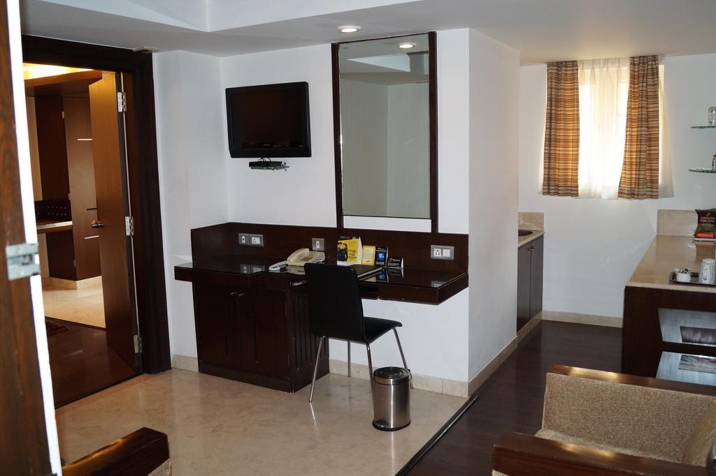 The President Hotel Bangalore Buitenkant foto