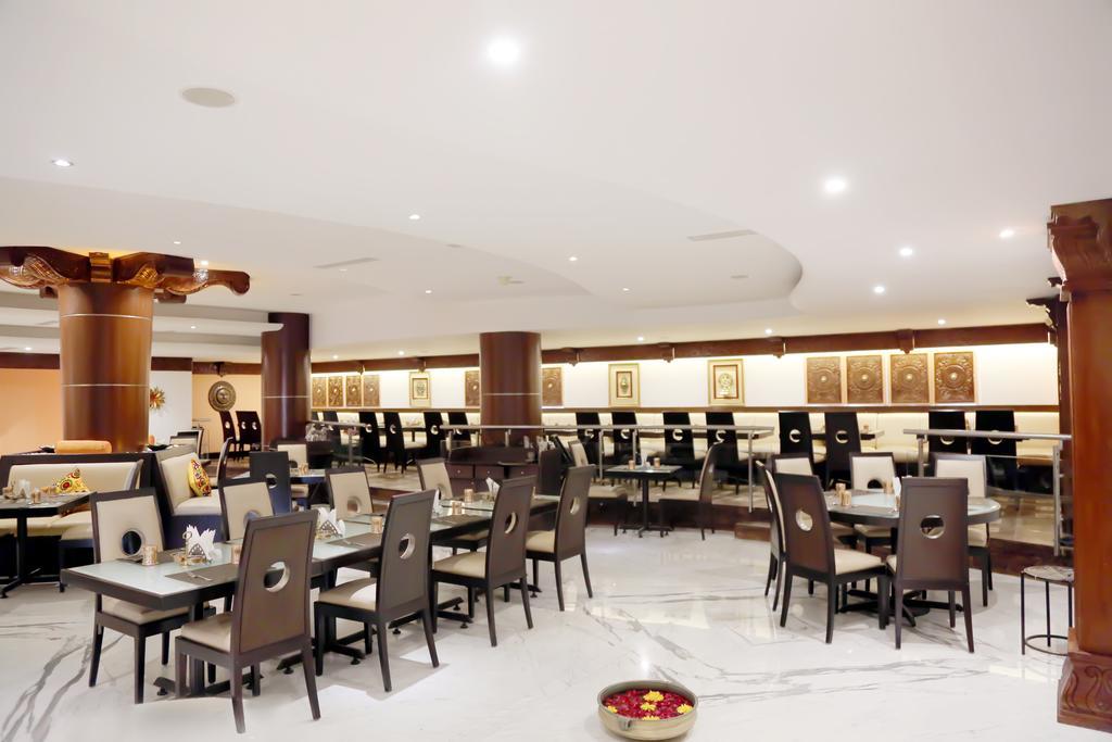 The President Hotel Bangalore Buitenkant foto