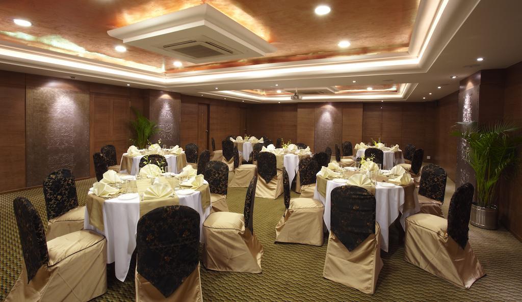 The President Hotel Bangalore Buitenkant foto