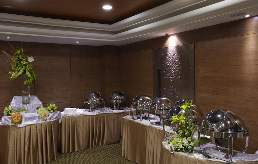 The President Hotel Bangalore Buitenkant foto
