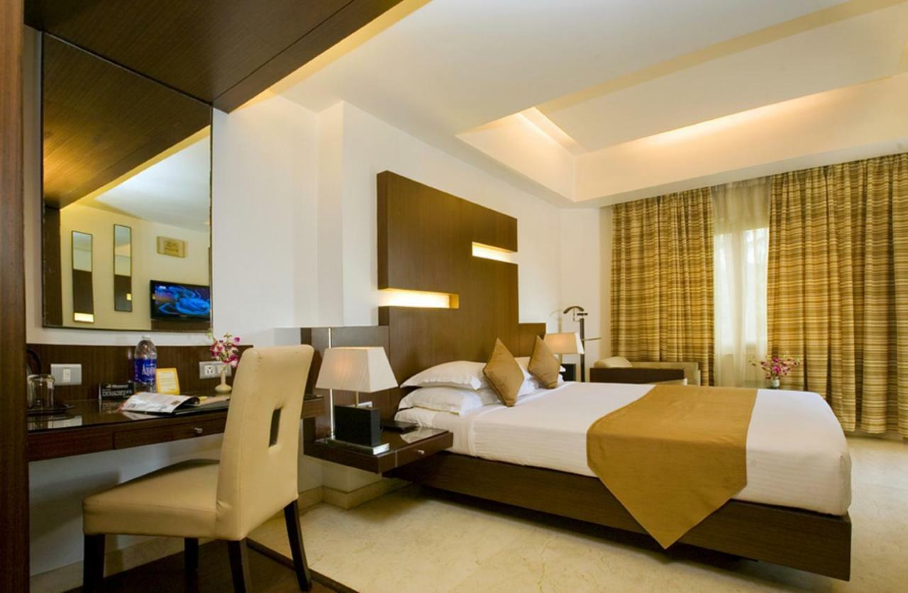 The President Hotel Bangalore Buitenkant foto